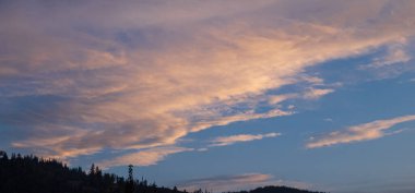Güzel gün batımı gökyüzü bulutlu