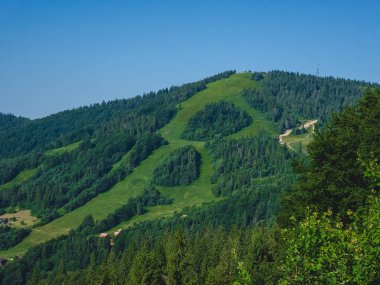 Dağlarda dağları olan güzel bir manzara.