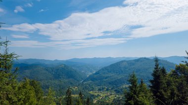 Dağları ve bulutları olan güzel bir manzara