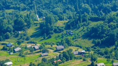 Karpatya dağlarındaki köyün havadan görünüşü