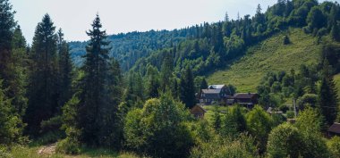 Dağlarda dağları olan güzel bir manzara.