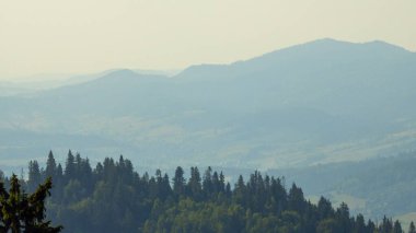 Dağ sırası olan güzel bir manzara.