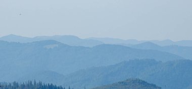 Dağlarda dağları olan güzel bir manzara.