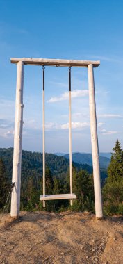 Üst manzara için boş tahta direklerin dikey görüntüsü