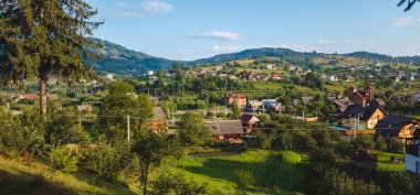 Karpat Dağları 'ndaki köy. Köy, dağ sırasının yamaçlarında yer almaktadır..