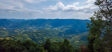 Karpat ormanındaki dağların güzel manzarası..