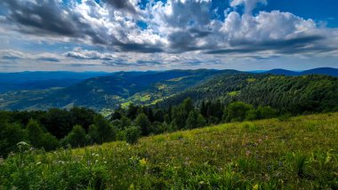 Dağların arka planında güzel bir manzara. seyahat kavramı