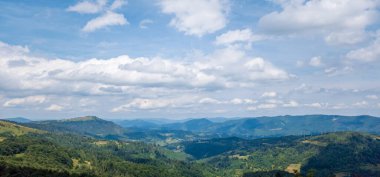 Dağları olan güzel bir manzara
