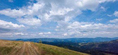 Dağları ve bulutları olan güzel bir manzara