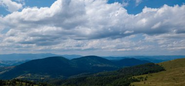 Sabahları Ukraynalı Karpatların yaz manzarası. İHA 'dan, bulutlardan, havadan görüntü.