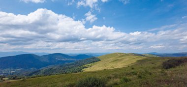 Yazın bulutlu Karpat Dağları manzarası.