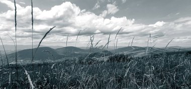 Dağları ve bulutları olan güzel bir manzara