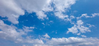 Gökyüzündeki beyaz bulutlar