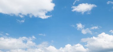 Mavi gökyüzünde beyaz kümülüs bulutları