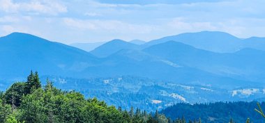 Dağlardaki dağların güzel manzarası, Karpatlar, yaz mevsimi