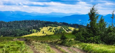 Yaz günü bulutlarla kaplı dağ manzarası