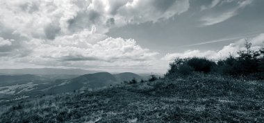 Dağlı ve bulutlu güzel yaz manzarası