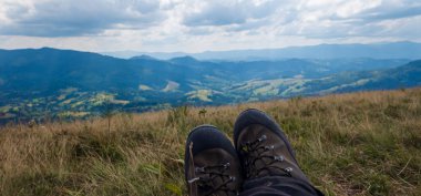 Bir dağı ve tepenin tepesinden manzarası olan güzel bir manzara.