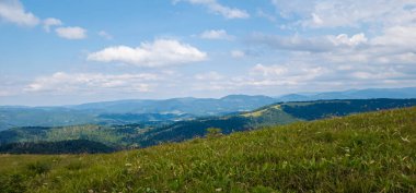 Karpatların yaz dağları, bulutlu bir gün..
