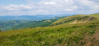 Güzel bulutlu dağ manzarası, yaz güneşli günü.