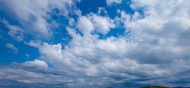 Mavi gökyüzünde beyaz bulutlar