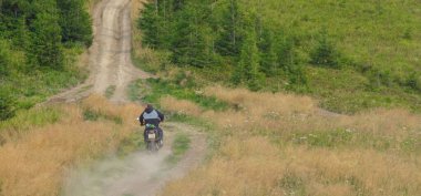 Dağlarda bisiklet süren bir adam.