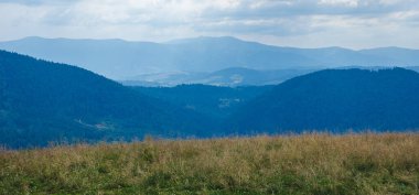 Mavi gökyüzü ve bulutları olan güzel dağ manzarası