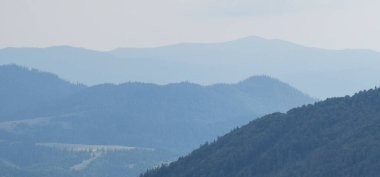 Dağları ve bulutları olan güzel bir manzara