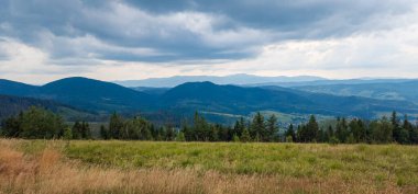 Arkasında dağlar olan güzel bir manzara.
