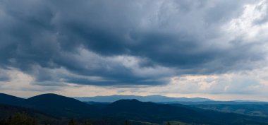 Dağlardaki güzel bir tepe görüntüsü.