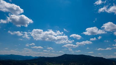 Mavi Gökyüzü ve Bulutlar