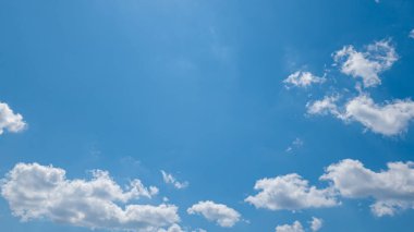Beyaz bulutlu mavi gökyüzü