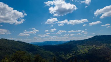 Yazın dağ manzarası