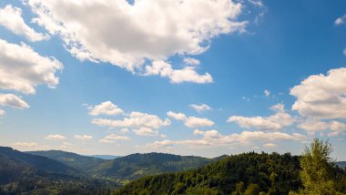 Karpat Dağları 'nın arka planında bir sıradağ manzarası