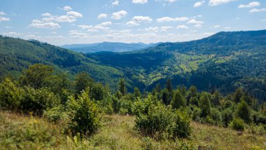 Mavi gökyüzü olan dağ manzarası