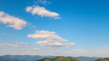 güzel dağ ve mavi gökyüzü arkaplanı.