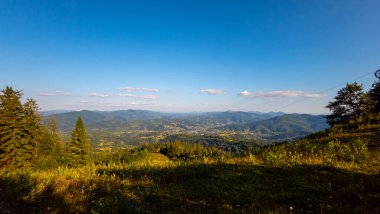 Yazın güzel dağ manzarası