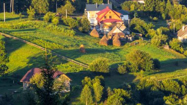 Romanya, Cecei Ceceu 'daki dağ köyünün tepesinden manzara.