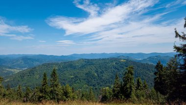 Dağları ve mavi gökyüzü olan güzel bir manzara.