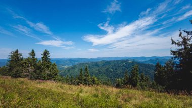 Dağları ve mavi gökyüzü olan güzel bir manzara.