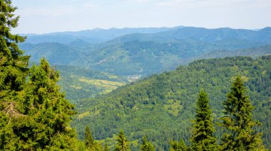 Dağları ve bulutları olan güzel bir manzara