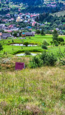 Dağlardaki köyün manzarası