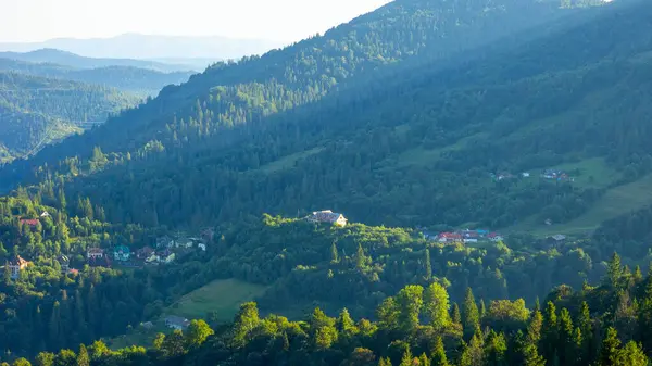 Yazın dağların havadan görünüşü