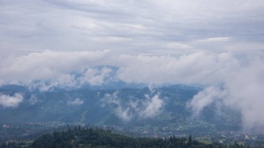 Dağların manzarası ve tepenin üstündeki sis.