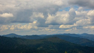 Arkasında bir dağ olan güzel bir manzara.