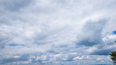 Güzel bulutlar ve mavi gökyüzü sabah.