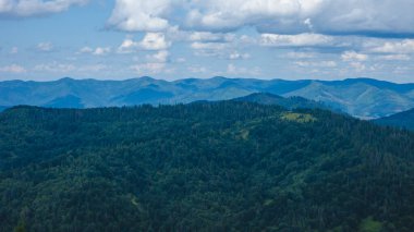 Ukrayna Karpatları 'ndaki dağların insansız hava aracı görüntüsü..