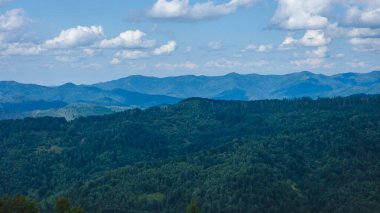 Dağların manzarası ve mavi gökyüzü