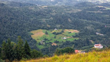 Ukrayna Karpatyasında güzel bir dağ manzarası