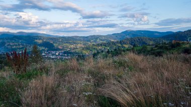 Bulutlu bir günde Riva de Riva 'nın bir köyü. yüksek kaliteli fotoğraf